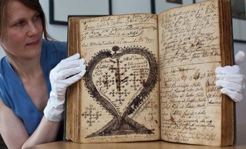 Die Kuratorin Barbara Gribnitz vom Kleist-Museum in Frankfurt (Oder) zeigt das aus dem Jahr 1789 stammende Koppenbuch (Gipfelbuch) der Schneekoppe. Am 03.07.2009 wird eine neue Ausstellung im Kleist-Museum mit dem Titel «Über den Häuptern der Riesen - Kleists schlesische Reise» eröffnet. (FOTO: DPA)
