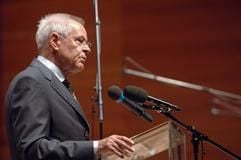 Die Aufnahme vom Freitagabend (25.08.2006) zeigt den Abteilungsdirektor beim Kulturstaatsminister, Hermann Schäfer, bei seinem Grußwort an die Gäste des Eröffnungskonzertes «Gedenken Buchenwald" in Weimar. (Foto: dpa)