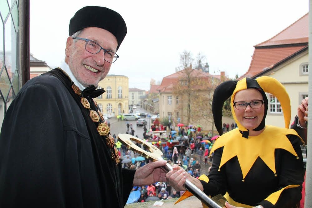 Der befreite Till Eulenspiegel (Nadin Fuchs) nimmt Bernburgs Oberbürgermeister Henry Schütze auf dem Balkon den Rathaus-Schlüssel ab.