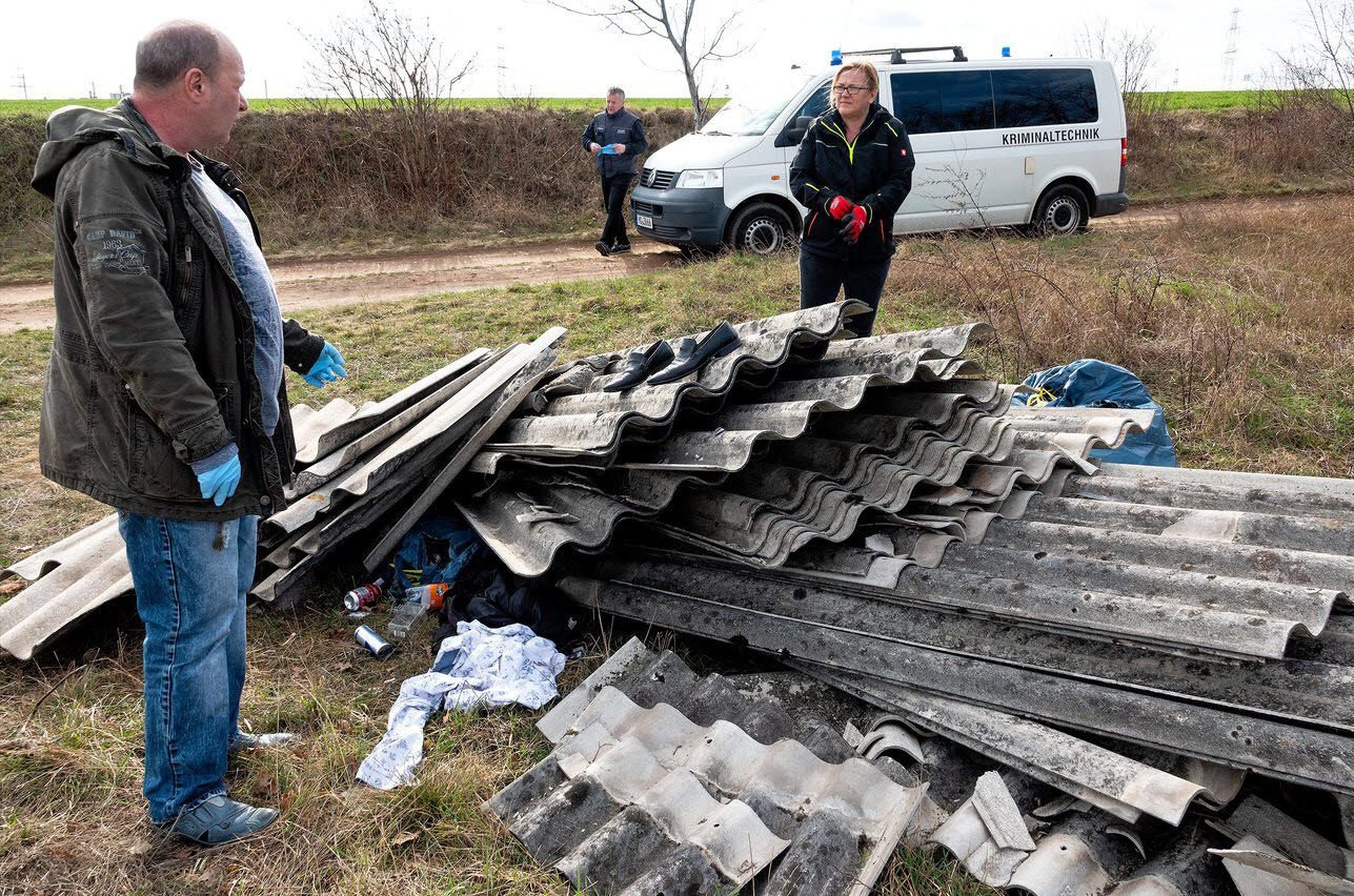 Kriminaltechnik und Umweltamt suchen im Müll nach Hinweisen auf die Täter.