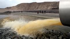 Aus einem 1,2 Meter starken Flutungsrohr strömt am Donnerstag (15.03.2007) Wasser in den ehemaligen Tagebau Meuro im südbrandenburgischen Großräschen. (Foto: dpa)