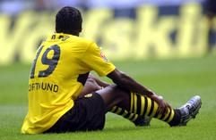 Langwierige Verletzung: Erleiden Fußballspieler wie hier Otto Addo von Borussia Dortmund einen Kreuzbandriss, braucht die Heilung oft Monate. (Foto: dpa)