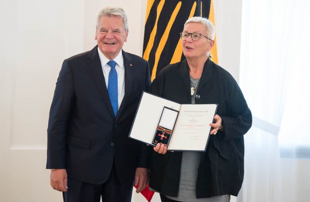 Gesine Liesong erhält das Bundesverdienstkreuz von Bundespräsident Joachim Gauck.