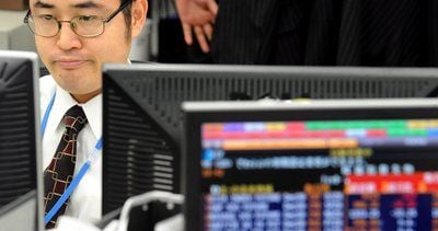 Ein Händler arbeitet an der Börse in Tokio. Dominique Strauss-Kahn, Direktor des Internationalen Währungsfonds, sieht die Weltwirtschaft am Rande der Rezession. (Foto: dpa)