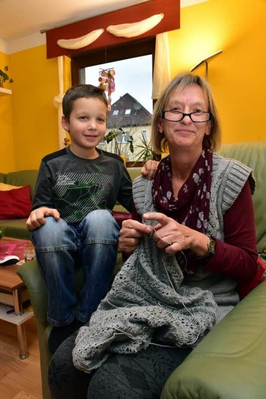 Veronika Joachim bei einer ihrer Lieblingsbeschäftigungen: Dem Stricken. Der siebenjährige Enkel Aaron schaut seiner Oma dabei öfters über die Schulter.