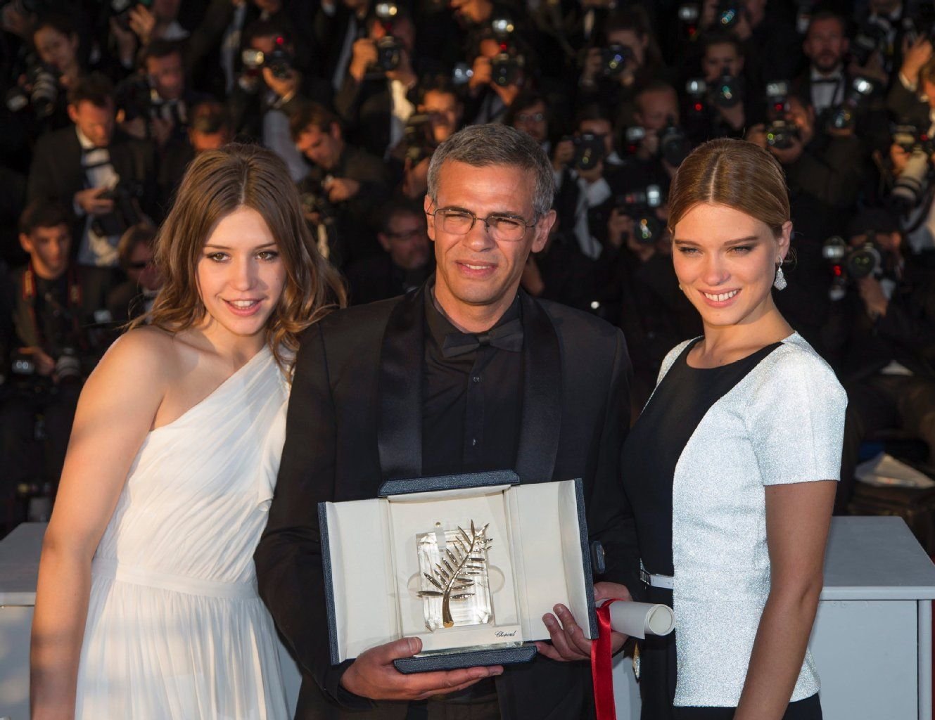 Die französischen Schauspielerinnen Adele Exarchopoulos (l.) und Lea Seydoux (r.) präsentieren sich zusammen mit dem tunesischen Regisseur Abdellatif Kechiche (M.) den Fotografen in Cannes.