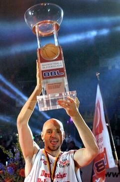 Basketball-Pokalfinale Opel Skyliners Frankfurt - RheinEnergie Köln 71 : 80 am Sonntag (25.04.2004) in der Ballsporthalle Frankfurt: Der Kapitän der Kölner, Sasa Obradovic, hält freudestrahlend den Siegerpokal in die Höhe. (Foto: dpa)