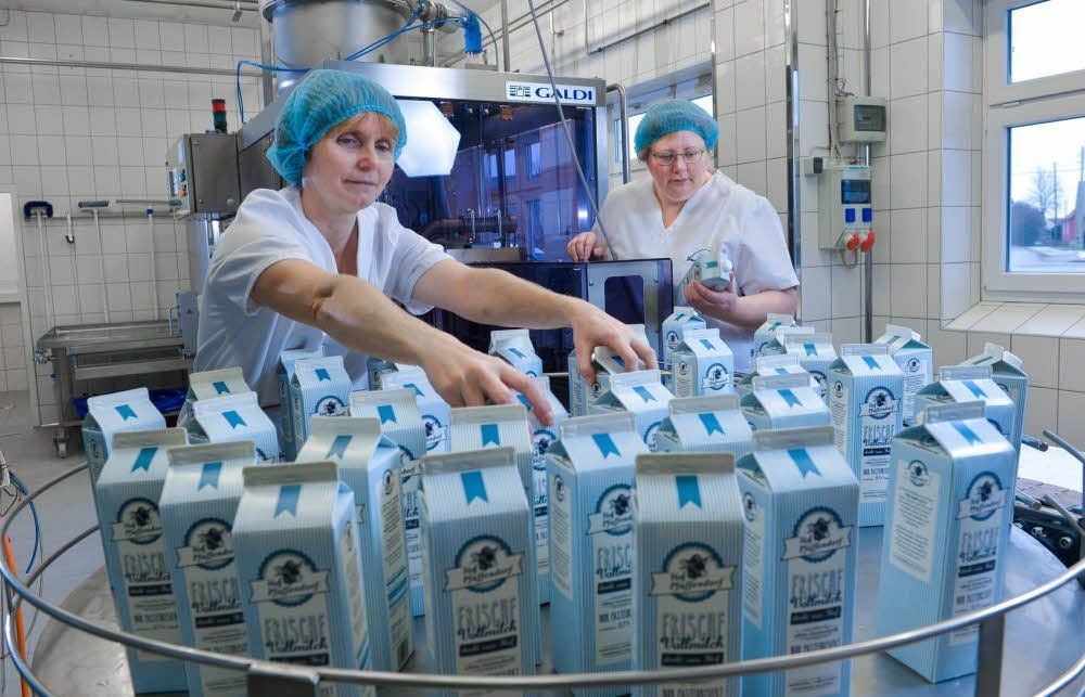 „Vom Melken bis zum Abfüllen der Milch dauert es nicht länger als eine Stunde“, erklärt Frederick Meurer. Anschließend wird die Frischmilch ausgeliefert - in Ein-Liter-Tetrapacks an Einzelhandelsgeschäfte und in Zehn-Liter-Behältern an Großabnehmer wie Gaststätten.