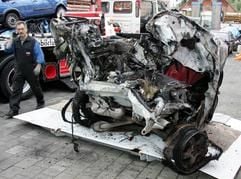 In diesem Autowrack starb am frühen Montagmorgen (30.08.2004) auf der Autobahn A3 Nürnberg-Würzburg bei Geiselwind eine vierköpfige Familie. (Foto: dpa)