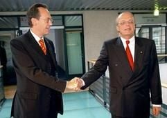IG Metall-Unterhändler Hartmut Meine (r) und VW-Manager Josef-Fidelis Senn. (Foto: dpa)