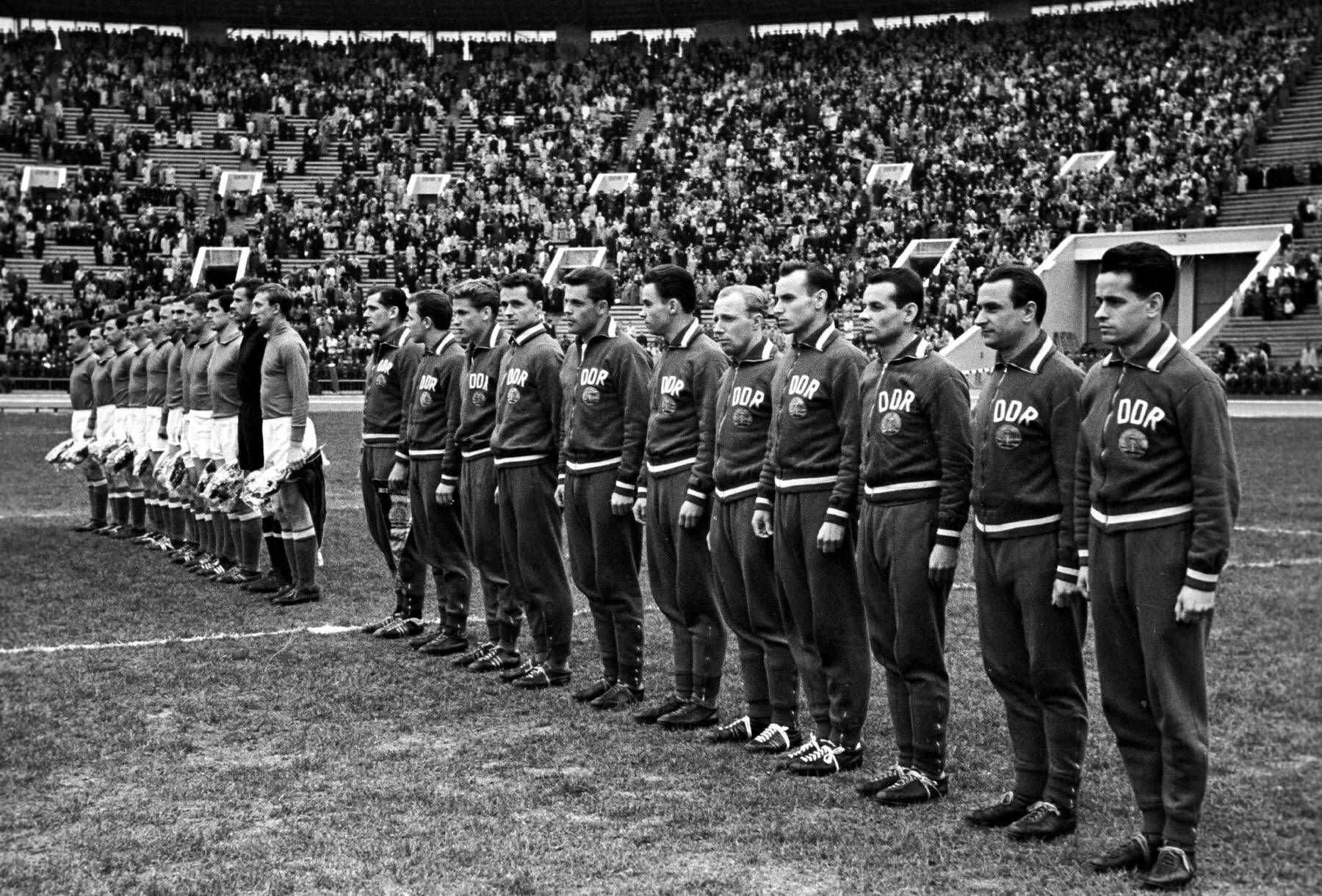 Die DDR-Nationalmannschaft beim Testspiel gegen die UDSSR 1962. Ganz rechts steht Günter „Wibbel“ Wirth.