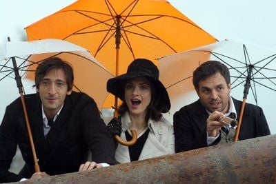 Bloom (l, Adrien Brody) und Stephen (Mark Ruffalo) stehen im Kinofilm «Brothers Bloom» mit ihrem neuesten Opfer Penelope (Rachel Weisz) zusammen (undatiertes Szenenfoto). Eigentlich wollen die beiden professionellen Betrüger Bloom und Stephen die vermögende Penelope um ihr Geld bringen. Doch dann verliebt sich Bloom in sie. (FOTO: DPA)