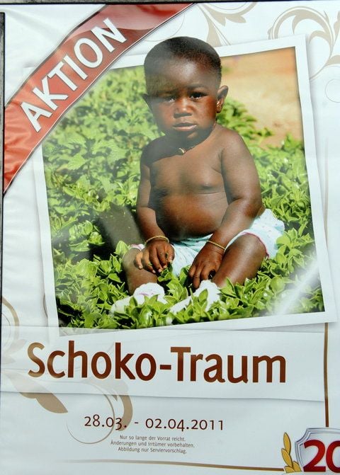Ein Werbeaufsteller für Schokokuchen mit einem Bild eines dunkelhäutigen Mädchens steht in Großenhain (FOTO: DAPD)