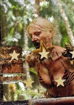 Gefesselt und von einer halben Million Buschfliegen befallen, muss Desiree Nick am 30.10.2004 im australischen Urwald während ihrer Dschungelprüfung in einem Glaskäfig mit dem Mund aus Dosen voller Fischöl neun Sterne holen und an der Scheibe befestigen. (Foto: dpa)