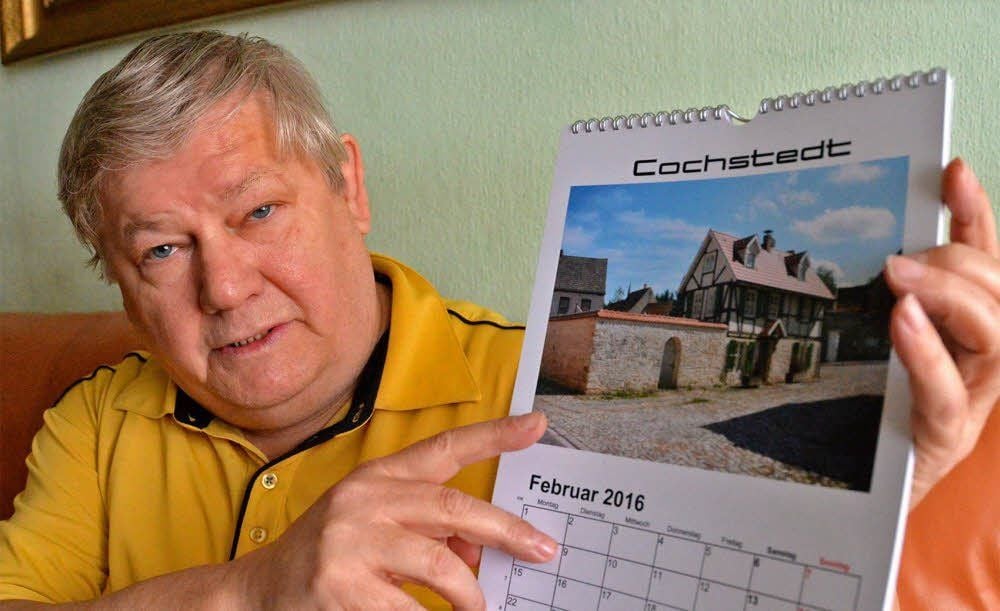 Karl-Heinz Meier zeigt auf sein Lieblingsmotiv - ein Haus in der Marktstraße in Cochstedt.