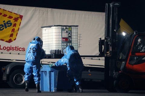 Spezialisten in Schutzanzügen arbeiten am Dienstag im Industriegebiet Kürnach bei Würzburg, nachdem dort stark giftige Flusssäure ausgelaufen ist. (FOTO: DPA)