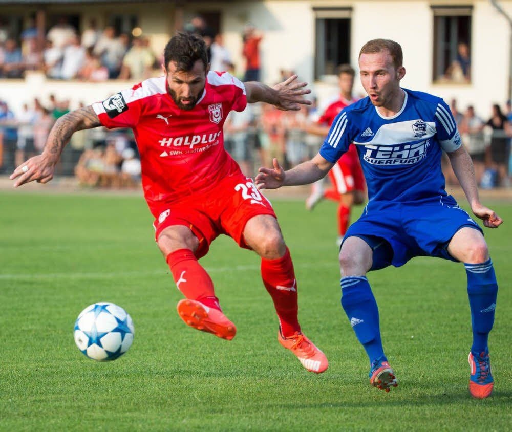 Sascha Pfeffer (l.), hier gegen Farnstädts Felix Bartolini, war im Landespokal einer der besten HFC-Spieler.