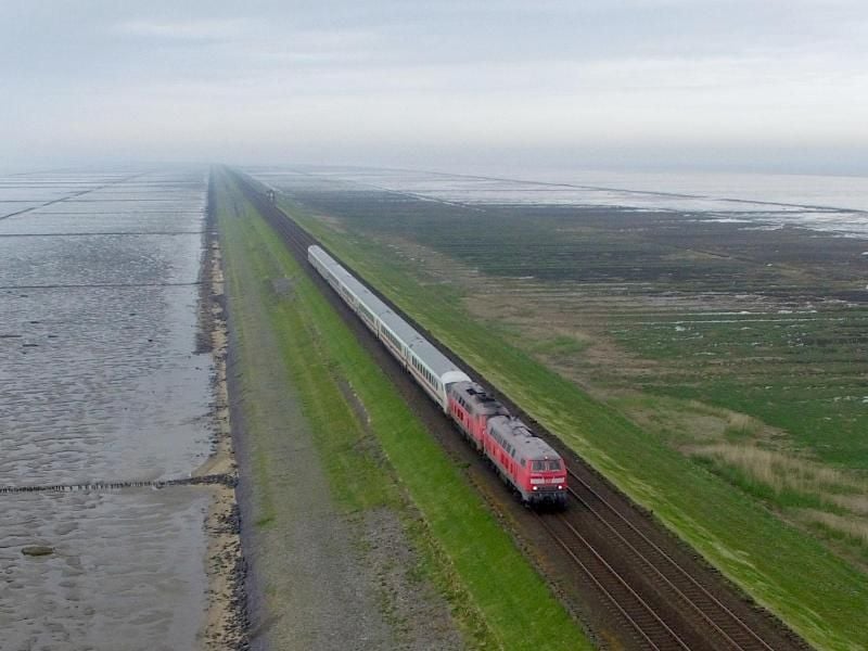 Ein Zug der Deutschen Bahn (DB) fährt über den Hindenburgdamm zwischen Sylt und Niebüll (Foto mit Drohne aufgenommen). Foto: Carsten Rehder/Archiv