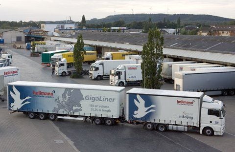 Ein sogenannter Gigaliner (Lastkraftwagen-Kombination mit Motorwagen, Dolly und Sattelauflieger mit einer Fahrzeuglänge von 25 Metern und 60 Tonnen Gesamtgewicht) steht auf dem Gelände einer Spedition in Osnabrück. (ARCHIVFOTO: DPA)