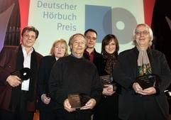 Die Preisträger des Deutschen Hörbuch Preises 2006, Bodo Primus (l-r), Maleen Brinkmann, Uri Orlev, Jochanan Shelliem, Sophie Rois und Götz Fritsch, aufgenommen am Sonntag (12.03.2006) in Köln. (Foto: dpa)