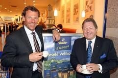 Das Foto zeigt Tchibo-Vorstandsmitglied Peter M. Wolf (l.) und den für Osteuropa zuständigen Geschäftsführer Harald Meyer bei einer Tasse Kaffe in einer neu eröffneten Tchibo-Filiale in Prag. (Foto: dpa)