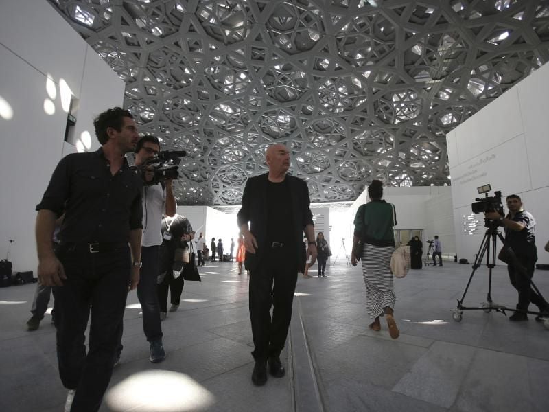 Jean Nouvel (M) bei einem Rundgang im Louvre Abu Dhabi. Foto: Kamran Jebreili