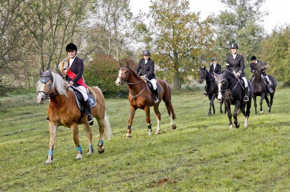 Christiane Maler aus Rodden (vorn) war im vergangenen Jahr der Fuchs bei der Kötzschauer Fuchsjagd.