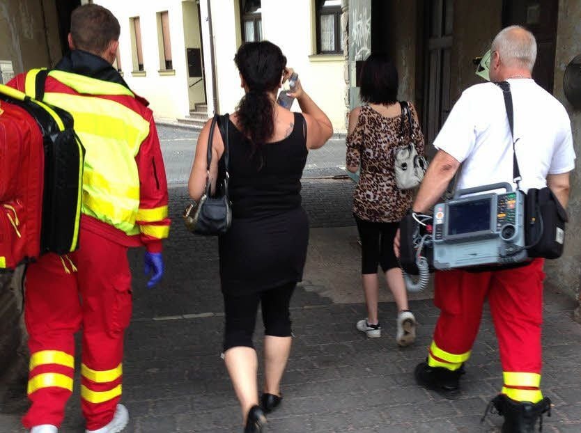Rettungssanitäter kümmern sich um die beiden Frauen.