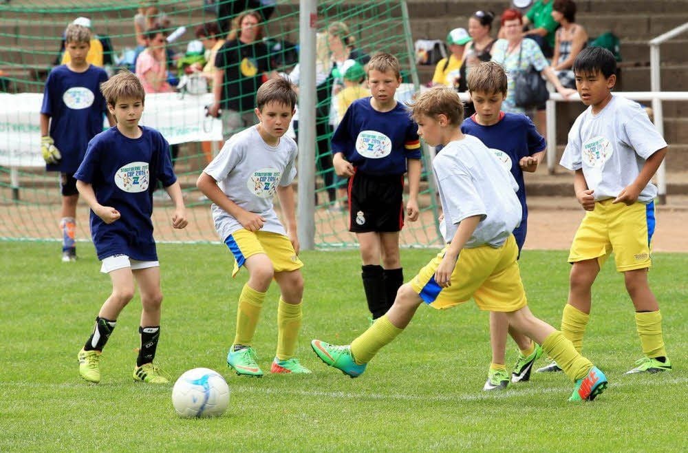 Das Halbfinale zwischen der Bergsiedlung (in weiß) und Tröglitz (in blau) gewannen die Gelbhosen 3:2 nach Neunmeterschießen.