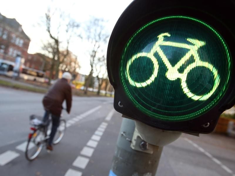Freie Fahrt: Sind keine speziellen Radampeln vorhanden, gelten für Radler ab 2017 nicht die Fußgänger-, sondern die Fahrverkehrsampeln. Foto: Bodo Marks