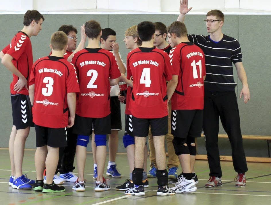 Die Motor Youngsters beraten sich in einer Auszeit.