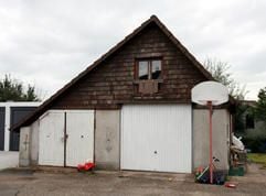 In dieser Garage in Freudenstadts Ortsteil Wittlensweiler hatten die mutmaßlichen Terroristen die Fässer mit dem Wasserstoffperoxid gelagert. (Foto: dpa)