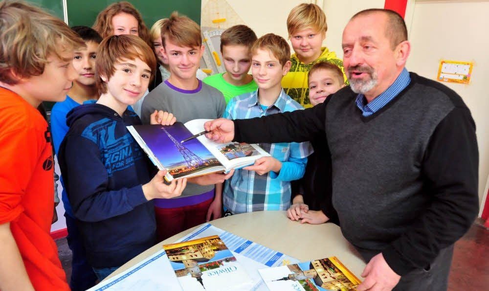 Im Geografieunterricht stellte Aleksander Lubina (rechts) vor, woher er kommt. Mit Gliwice, Oberschlesien und Polen machte er die Schüler vertraut.