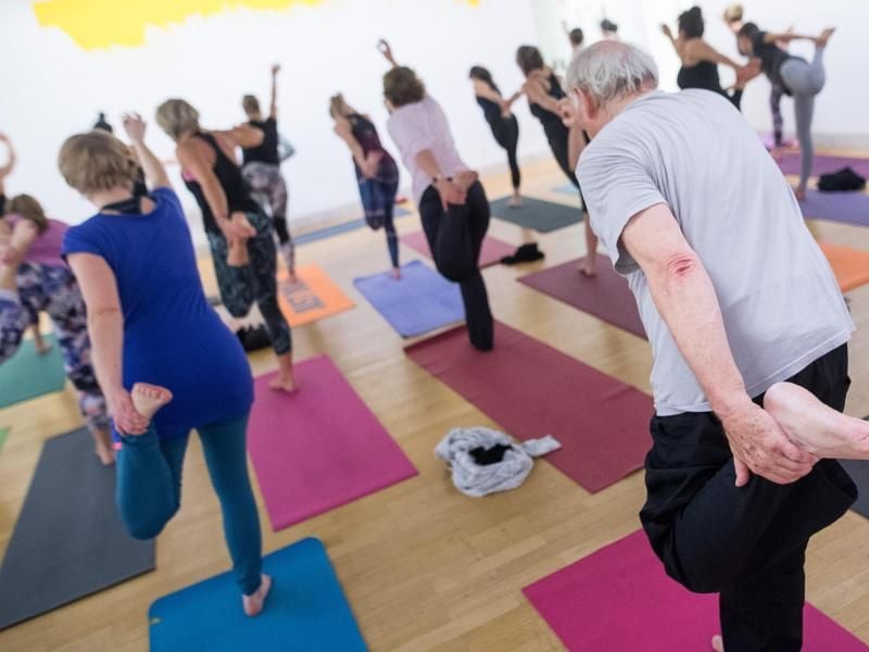 Im Test schnitten die Yogamatten aus thermoplastischen Elastomeren (TPE) am besten ab. Foto: Sebastian Gollnow/Symbolbild