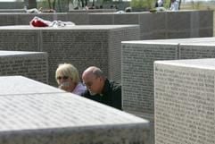 Zwei Menschen trauern am Samstag (09.09.2006) auf dem deutschen Soldatenfriedhof Rossoschka bei Wolgograd inmitten von Granitwürfel. Auf den insgesamt 107 Granitwürfeln sind mehr als 100 000 Namen von Soldaten eingraviert, die seit den Kämpfen um Stalingrad während des Zweiten Weltkriegs verschollen sind. (Foto: dpa)