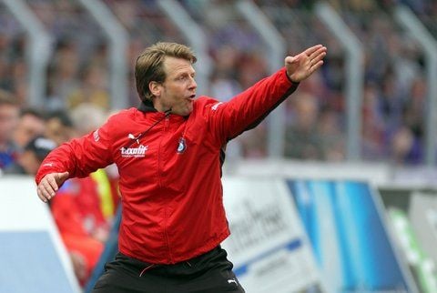 Der Auer Trainer Rico Schmitt gibt die energisch die Richtung an. (FOTO: DPA/ARCHIV)