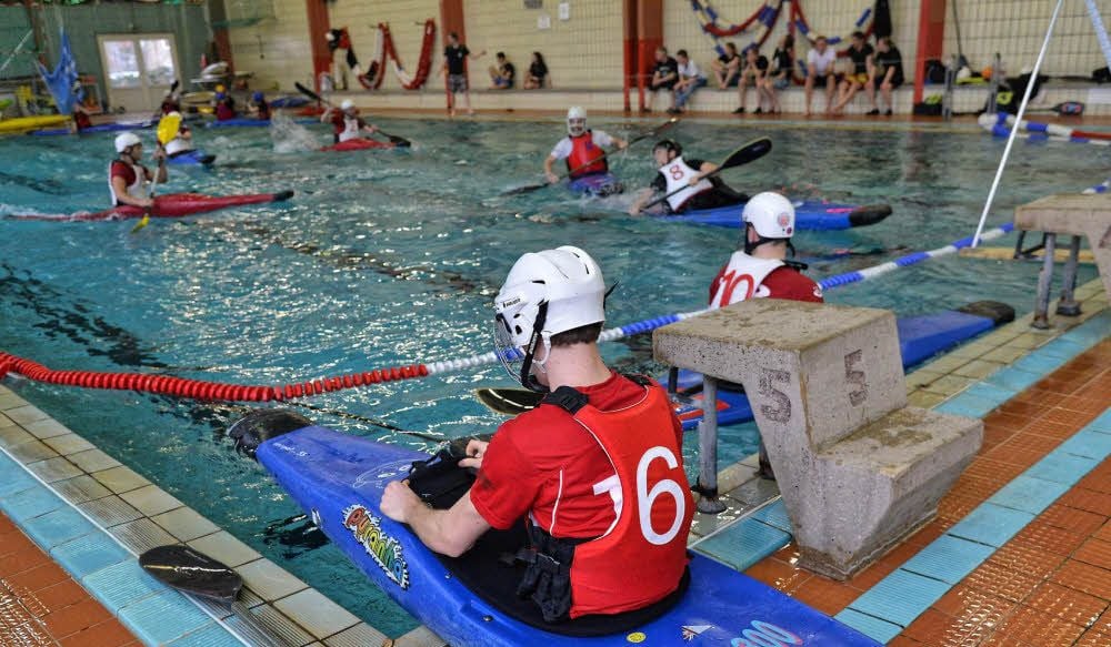 Kanupolo-Spieler: Sie paddeln schnell, werfen auf zwei Meter hohe Tore, wehren die Bälle mit Paddeln ab und imponieren mit Kenterrollen.