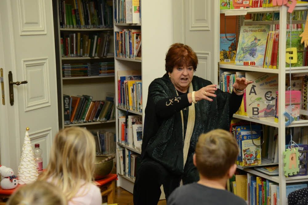 Kurz vor Weihnachten war Märchenerzählerin Dorothea Alder aus Leipzig in der Bibliothek in Droyßig zu Gast.