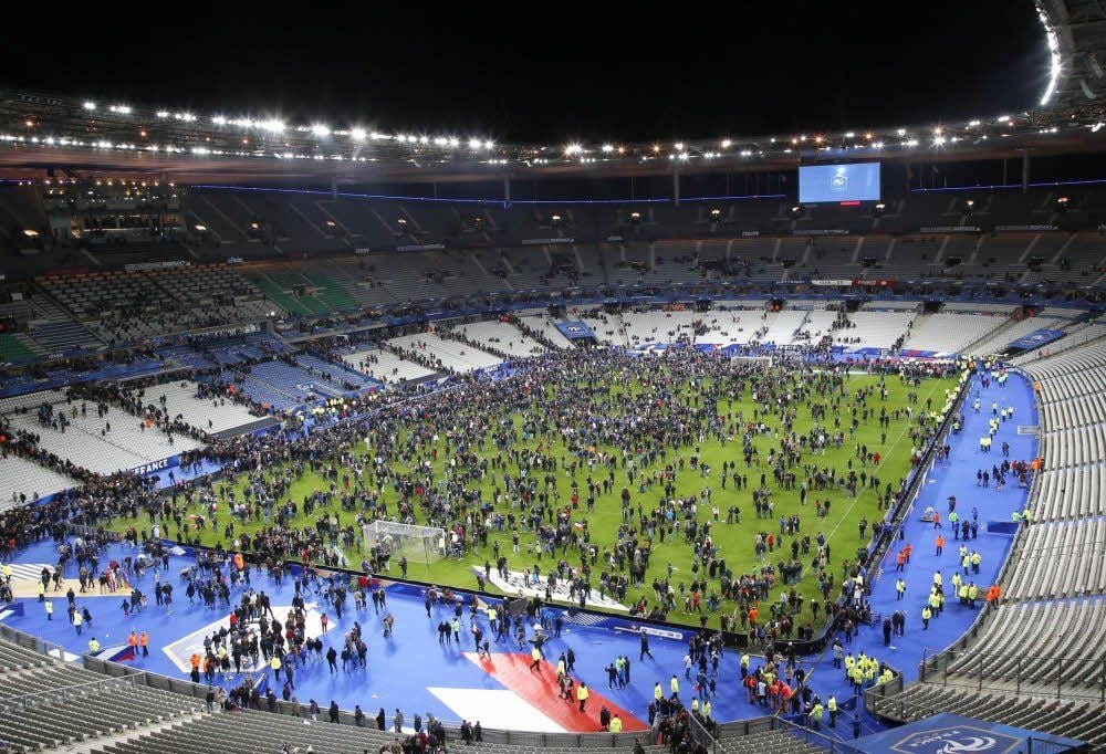 Nach dem Ende des Länderspiels mussten am späten Freitagabend noch zahlreiche Zuschauer aus Sicherheitsgründen im Innenraum des Stadions ausharren.