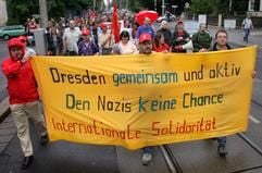 Etwa 600 Demonstranten protestieren am Samstag (05.08.2006) in Dresden gegen das im benachbarten Pappritz stattfindende Pessefest der NPD. (Foto: dpa)