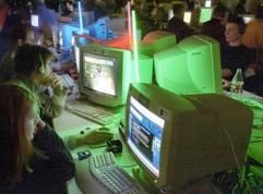 Vernetztes Spiel- zu LAN-Partys treffen sich Computerspieler mittlerweile an fast jedem Wochenende. Gespielt werden dabei alle Spiele, die einem Mehrspielermodus haben. (Foto: dpa)