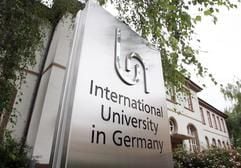 Das Foto zeigt ein Hinweisschild der International University Bruchsal, die erste englischsprachige Privatuniversität dieser Art in Deutschland. (Foto: dpa)