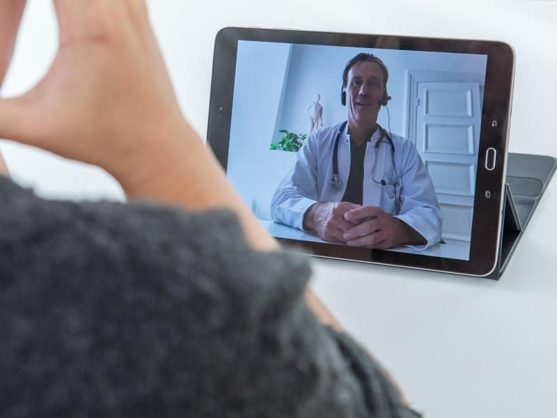 Was fehlt Ihnen denn? Arbeitnehmer können sich nun auch per Videosprechstunde von ihrem Arzt krankschreiben lassen. Foto: Christin Klose/dpa-tmn