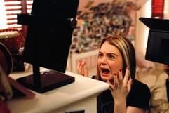 Tess (Jamie Lee Curtis), im Kinofilm «Freaky Friday - Ein voll verrückter Freitag», ist entsetzt als sie merkt, dass sie tatsächlich im Körper ihrer Tochter Anna (Lindsay Lohan) steckt (Szenenbild). Von Regisseur Mark Waters optisch und inhaltlich modernisiert kommt die Neuverfilmung des Disney-Streifens von 1976 daher («Ein ganz verrückter Freitag»). Tess ist nicht nur Psychiaterin, sondern auch Mutter der 15-jährigen Anna - und dies ist der weitaus anstrengendere Job. In keiner Weise stimmen Mutter und Tochter geschmacklich überein - vor allem nicht bei der Auswahl von Tess' neuem Ehemann Ryan (Mark Harmon). Der Tausch zweier Glückskekse löst einen Zauber aus und lässt Mutter und Tochter die Körper tauschen. (Foto: dpa)