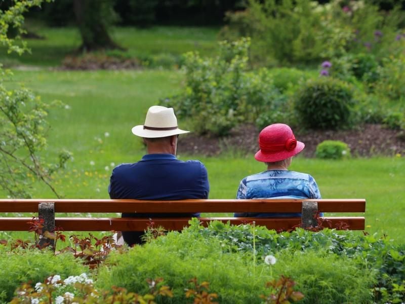 Mann und Frau auf einer Bank im Park. Derzeit müssen auf Betriebsrenten volle Krankenkassenbeiträge gezahlt werden. Das will die SPD ändern. Foto: Karl-Josef Hildenbrand