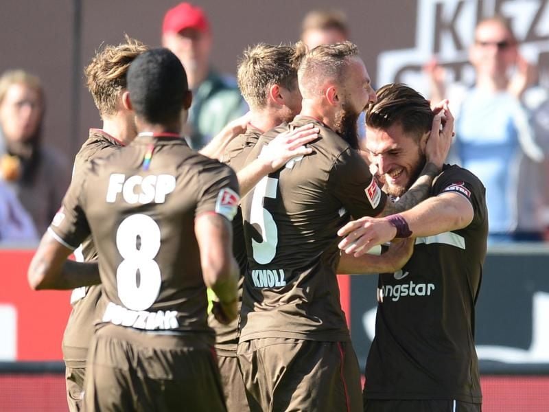 Die Spieler des FC St. Pauli feierten einen Heimsieg gegen Sandhausen. Foto: Daniel Bockwoldt