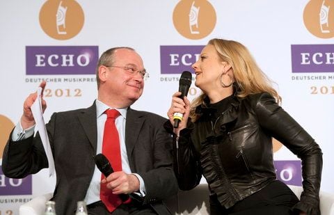 Die Moderatorin der Echo-Verleihung 2012, Barbara Schöneberger, spricht in Berlin bei einer Pressekonferenz neben ARD-Unterhaltungskoordinator Thomas Schreiber. (FOTO: DAPD)