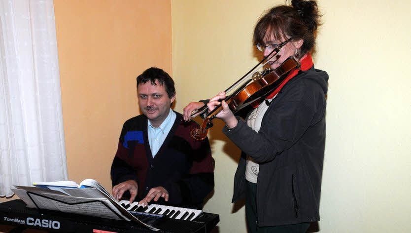 Christine und Karsten Witte aus dem Löbener Ortsteil Waltersdorf untermalten den Herbstabend musikalisch.