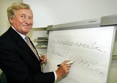 Der Vorsitzende des Rats für deutsche Rechtschreibung, der frühere bayerische Kultusminister Hans Zehetmair (CSU), im Institut für Deutsche Sprache in Mannheim. (Foto: dpa)