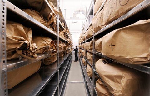Säcke mit Papierschnipseln von Akten des Ministeriums für Staatssicherheit (MfS) lagern in der Stasi-Unterlagenbehörde in Berlin.